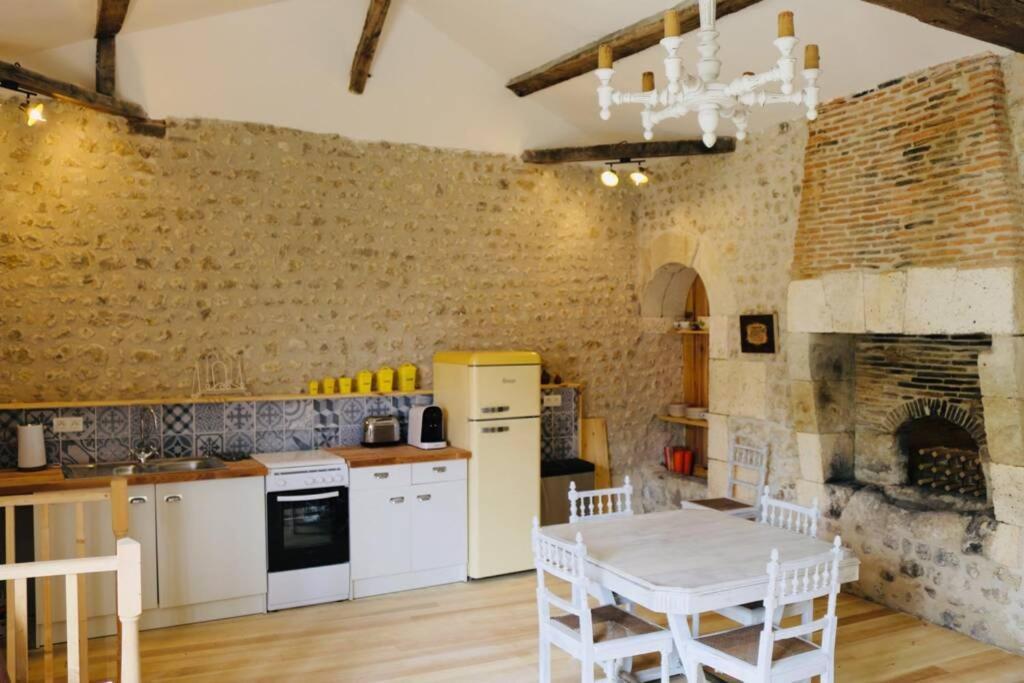 As Seen On A New Life In The Sun - Beautiful 3 Bedroom Cottage With Shared Pool Montboyer Exterior photo